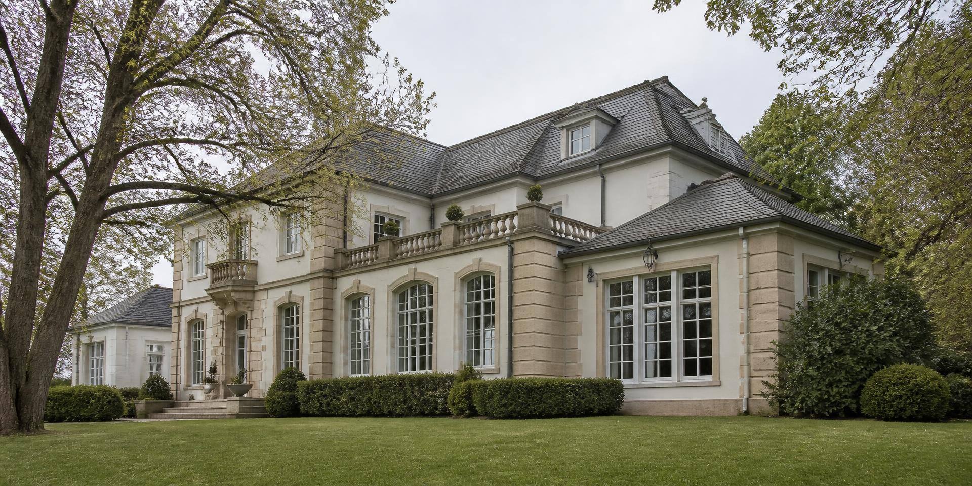 Klassische Villa mit Natursteinfassade und altem Baumbestand im Taunus